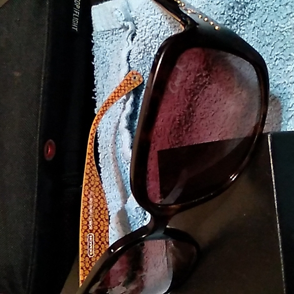 Coach Sunglasses (Scarlett) with Cream colored Coach case - Picture 2 of 7